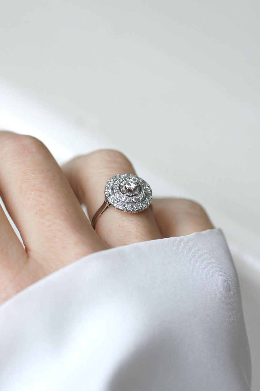 Bague Cible Art Déco Double Entourage Diamants 0,60 Ct sur Or Blanc et Platine