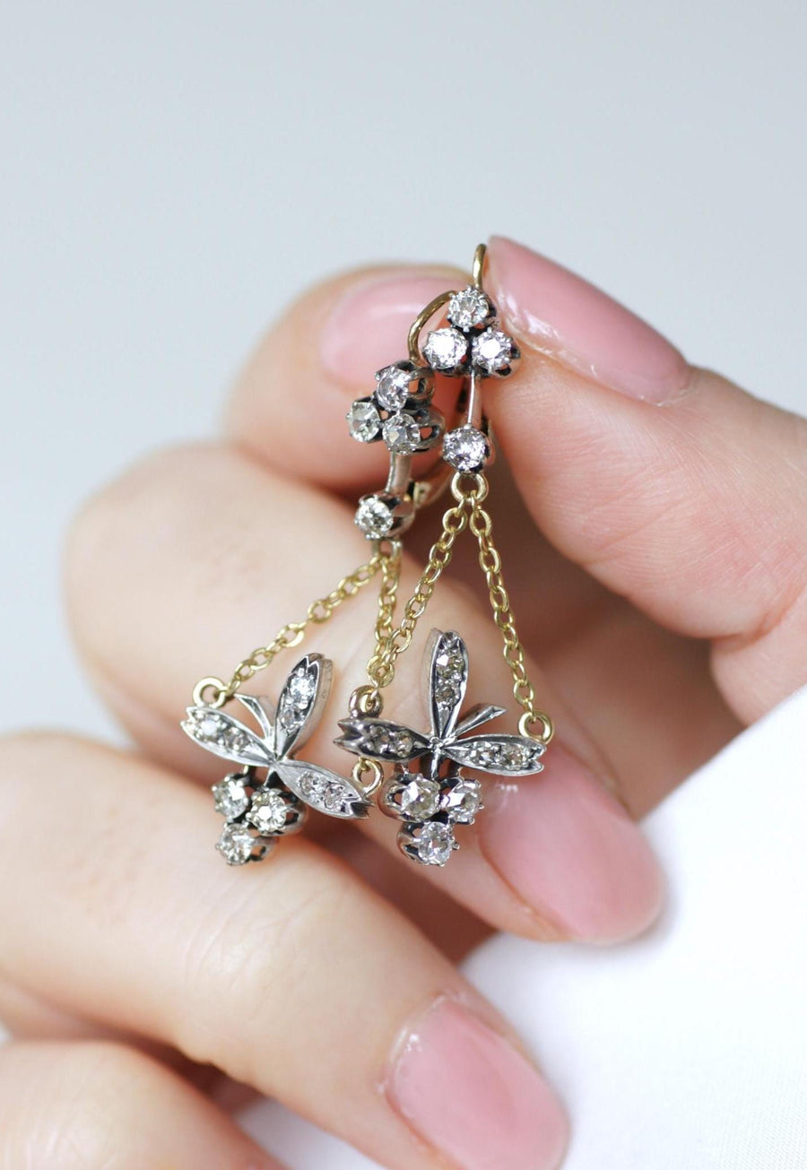 Boucles d'Oreilles Dormeuses Anciennes Trèfle et Fleur Diamants sur Or et Argent