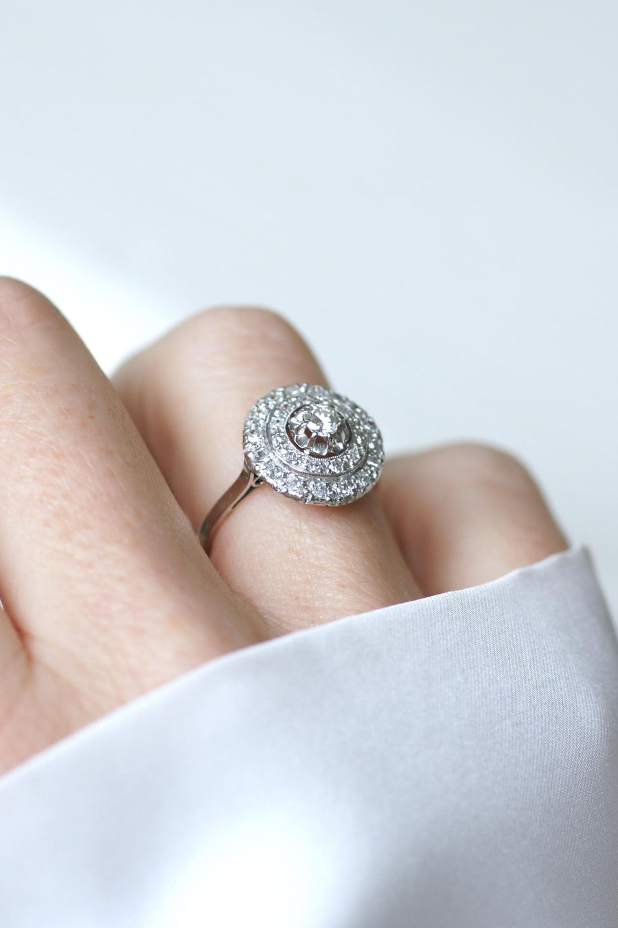 Bague Cible Art Déco Double Entourage Diamants 0,60 Ct sur Or Blanc et Platine