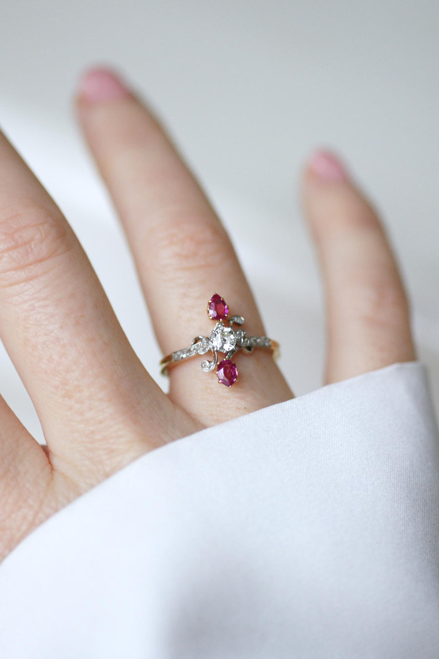 Bague Toi et Moi Belle Epoque Rubis Poire et Diamants sur Or Jaune et Platine