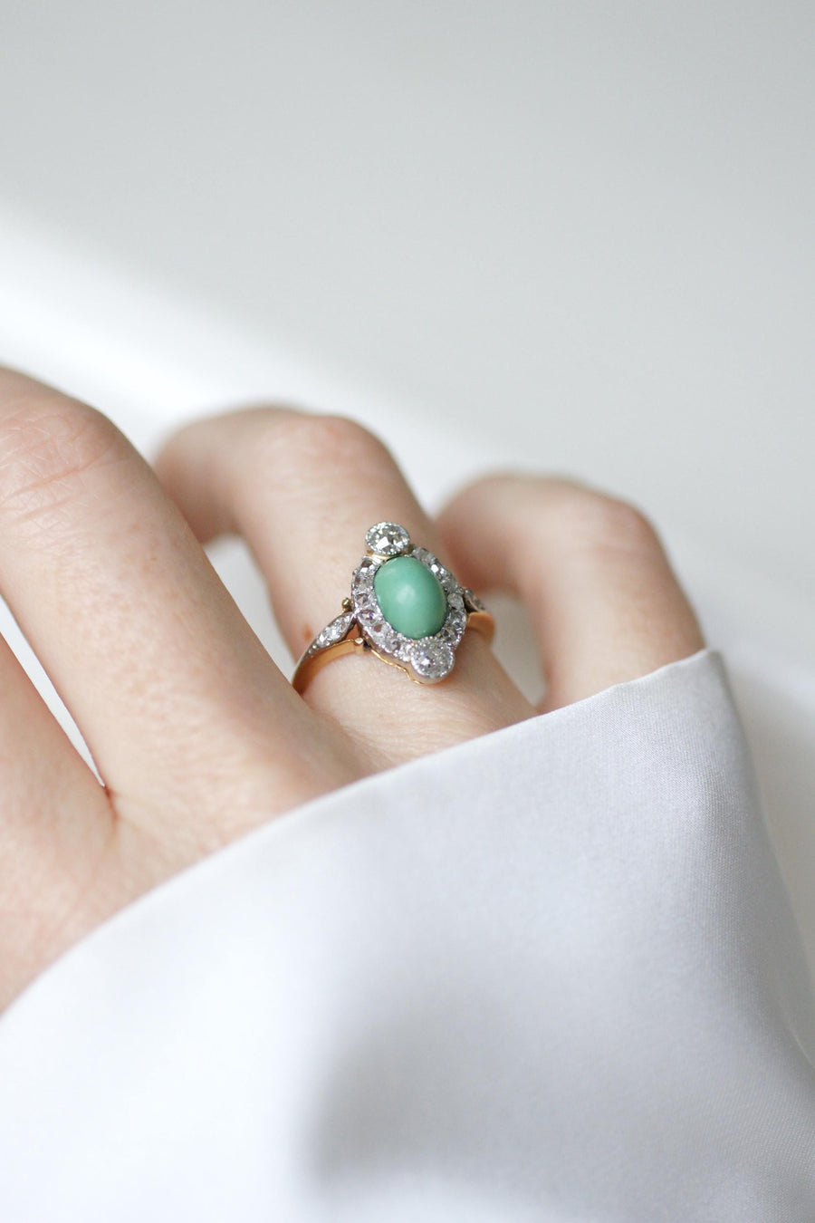 Bague Belle Epoque Turquoise Entourage Diamants 0.75 Ct sur Or Jaune et Platine