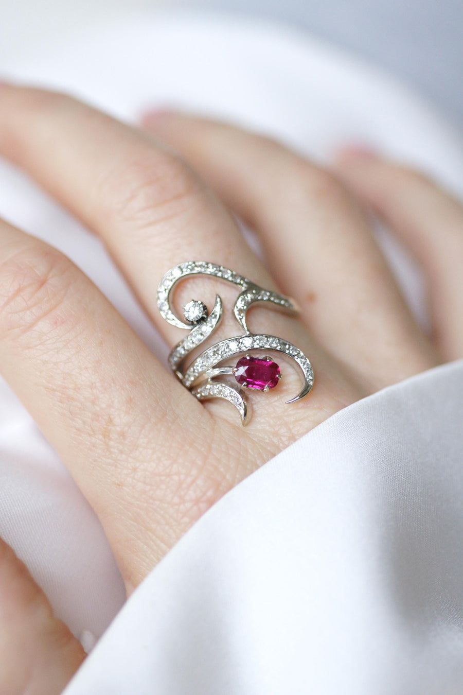 Bague Arabesque Rubis Birman Non Chauffé et Diamants sur Or Blanc