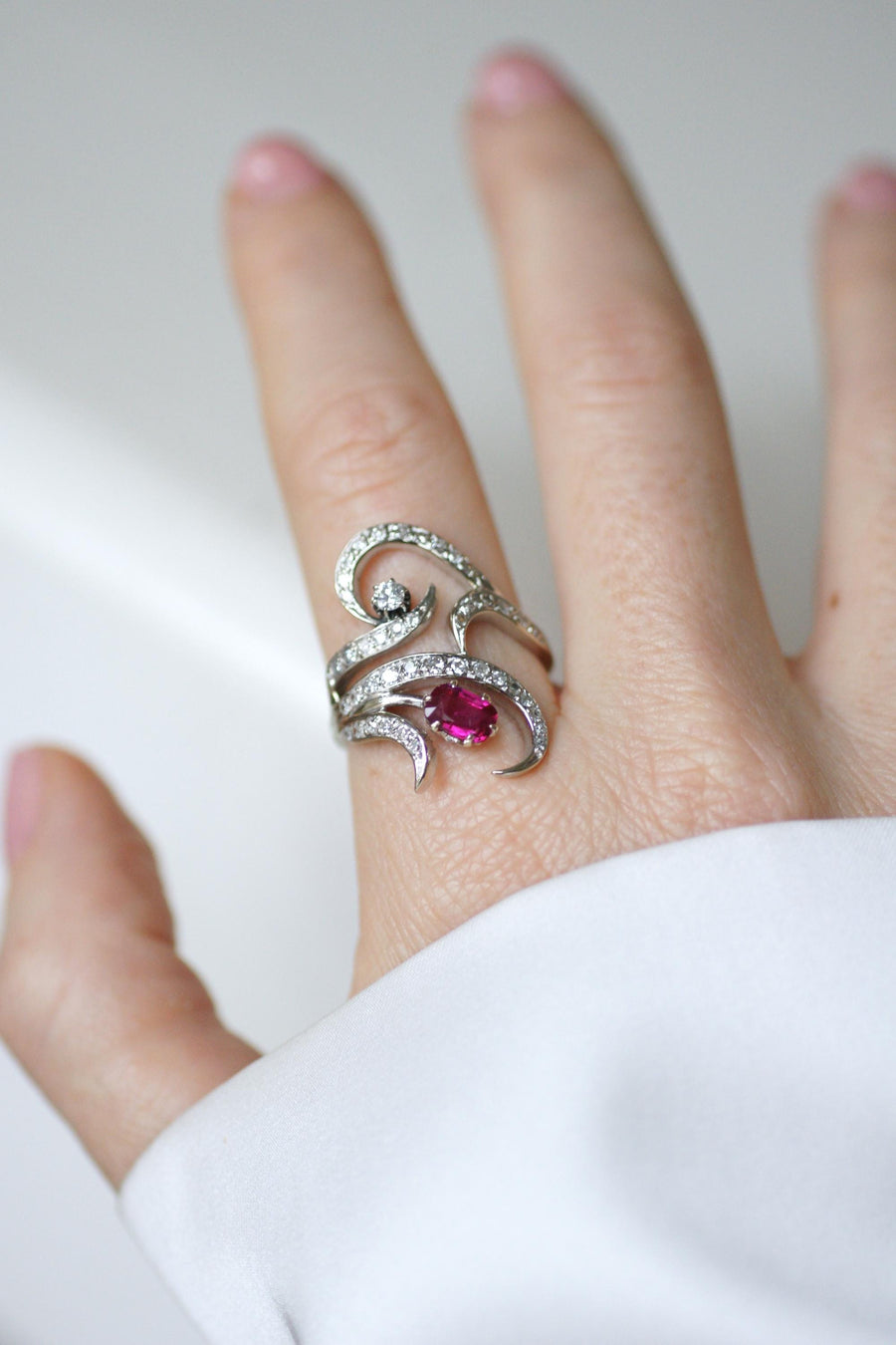 Bague Arabesque Rubis Birman Non Chauffé et Diamants sur Or Blanc