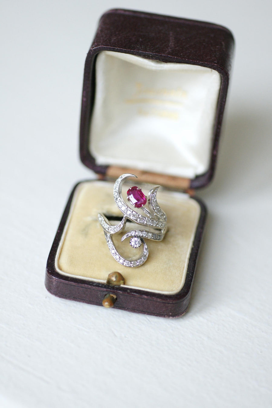 Bague Arabesque Rubis Birman Non Chauffé et Diamants sur Or Blanc