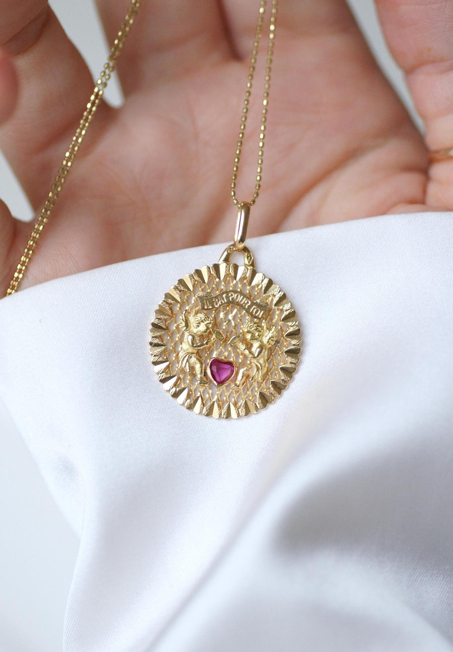 Pendentif Médaille d'Amour Or Jaune Anges Coeur Rubis "Il Bat Pour Toi"