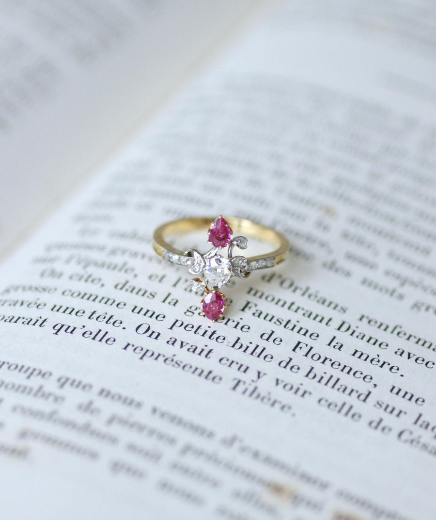 Bague Toi et Moi Belle Epoque Rubis Poire et Diamants sur Or Jaune et Platine