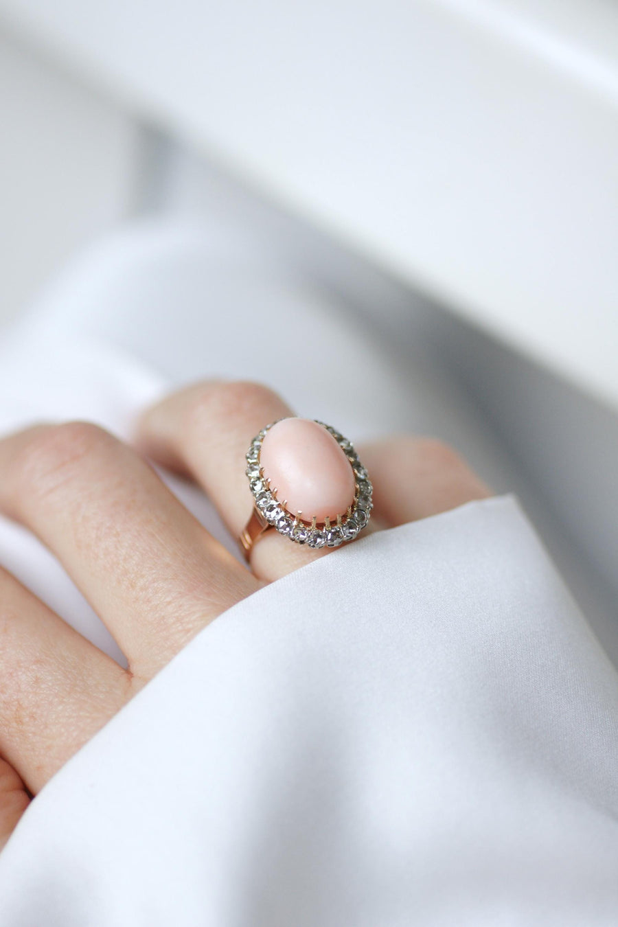 Bague Marguerite Belle Epoque Corail Peau d'Ange Entourage Diamants