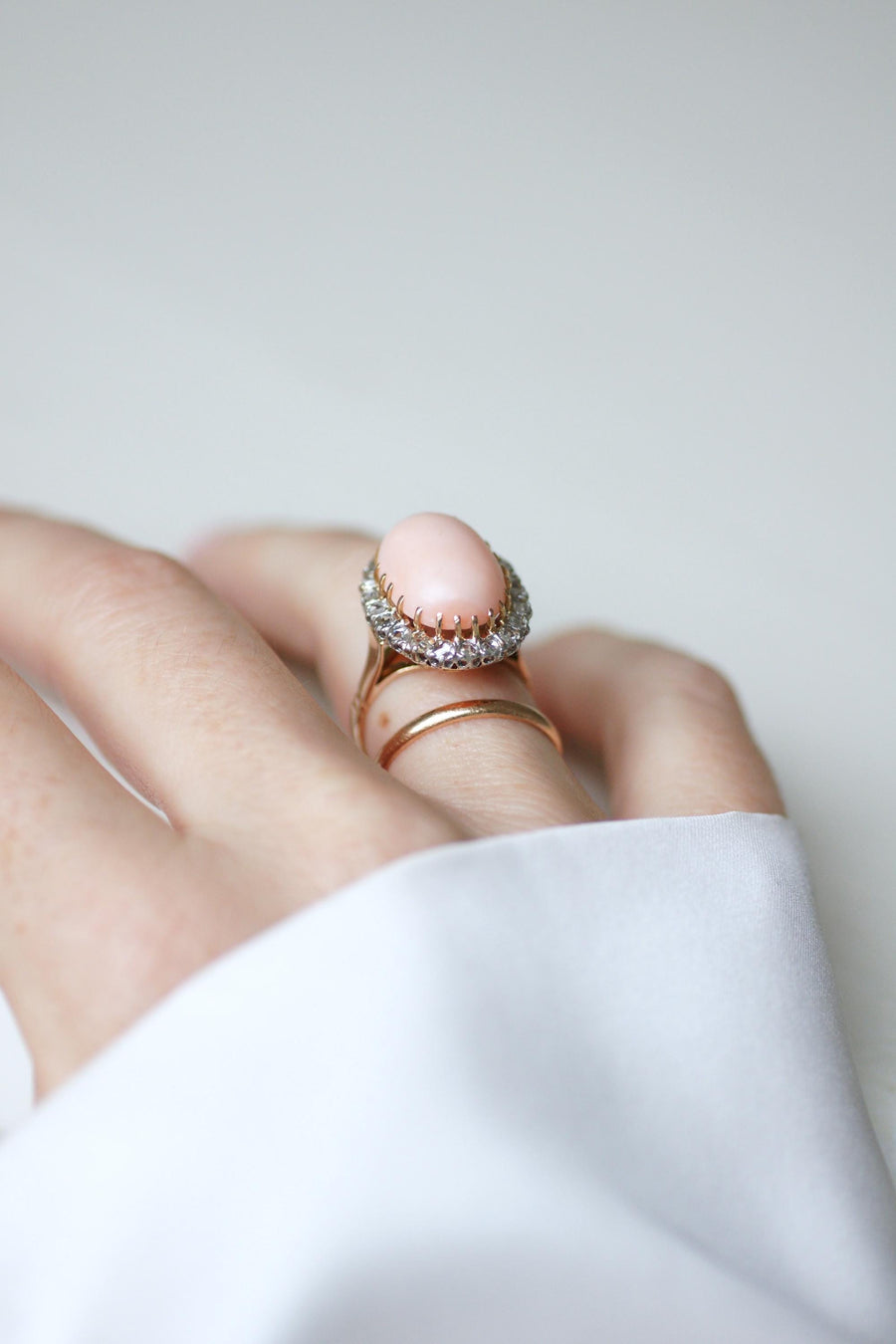Bague Marguerite Belle Epoque Corail Peau d'Ange Entourage Diamants