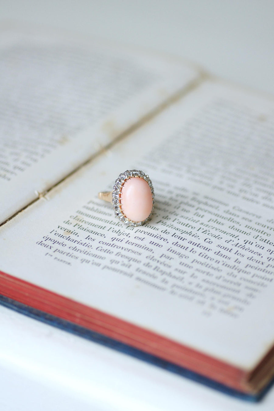 Bague Marguerite Belle Epoque Corail Peau d'Ange Entourage Diamants