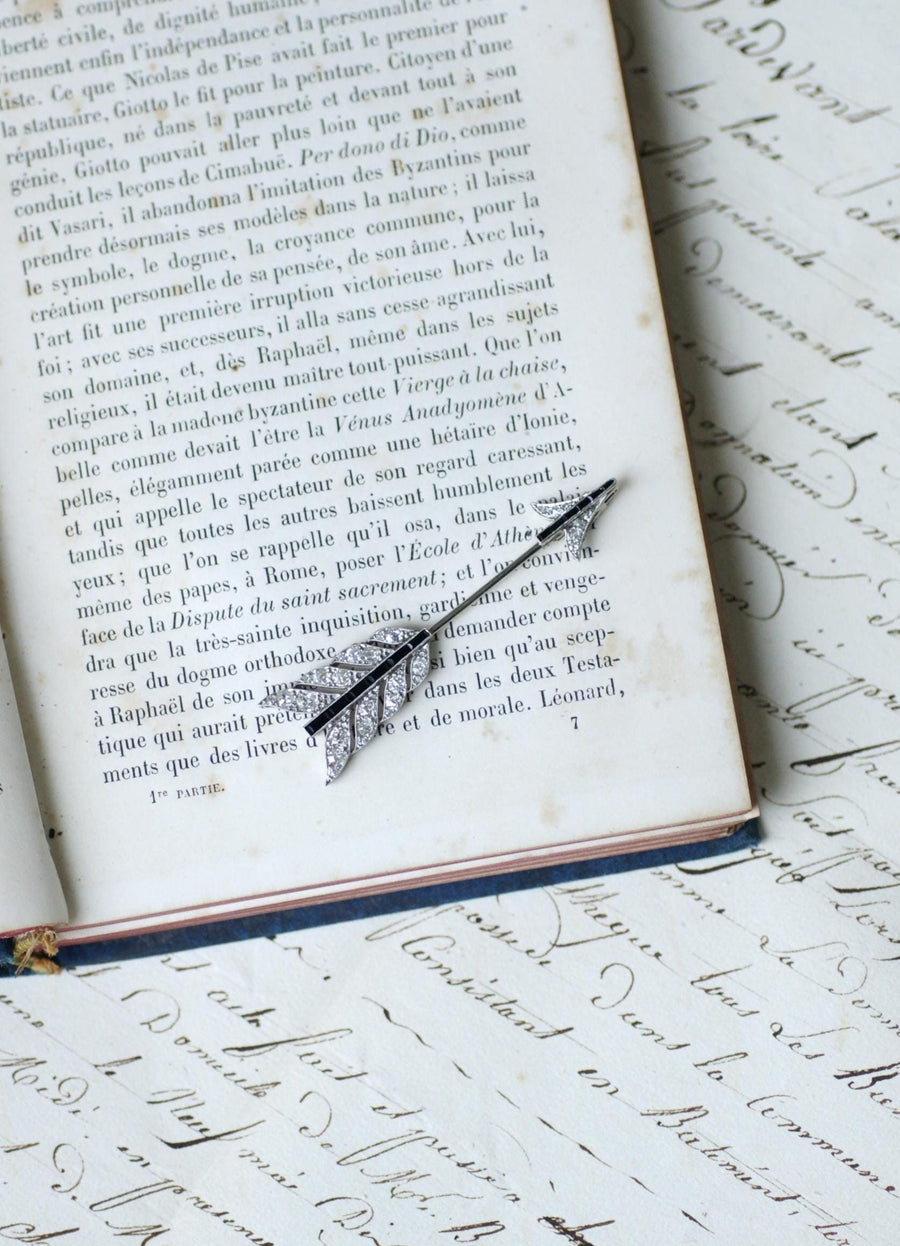 Broche Flèche Diamants Art Déco sur Or Blanc et Platine