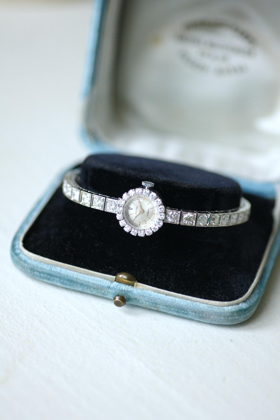 Montre Bracelet de Dame Astral Diamants 5,70 Cts sur Or Blanc Années 60