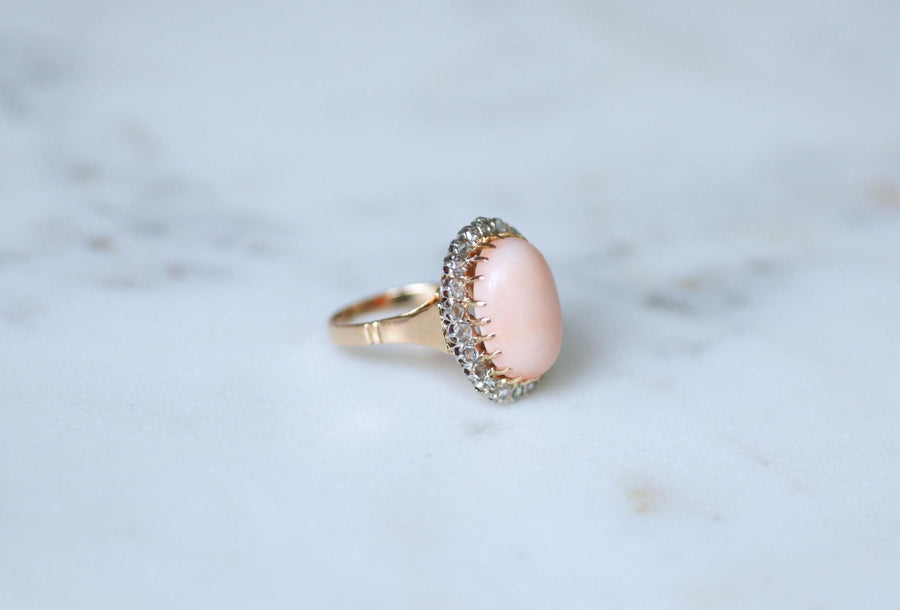 Bague Marguerite Belle Epoque Corail Peau d'Ange Entourage Diamants