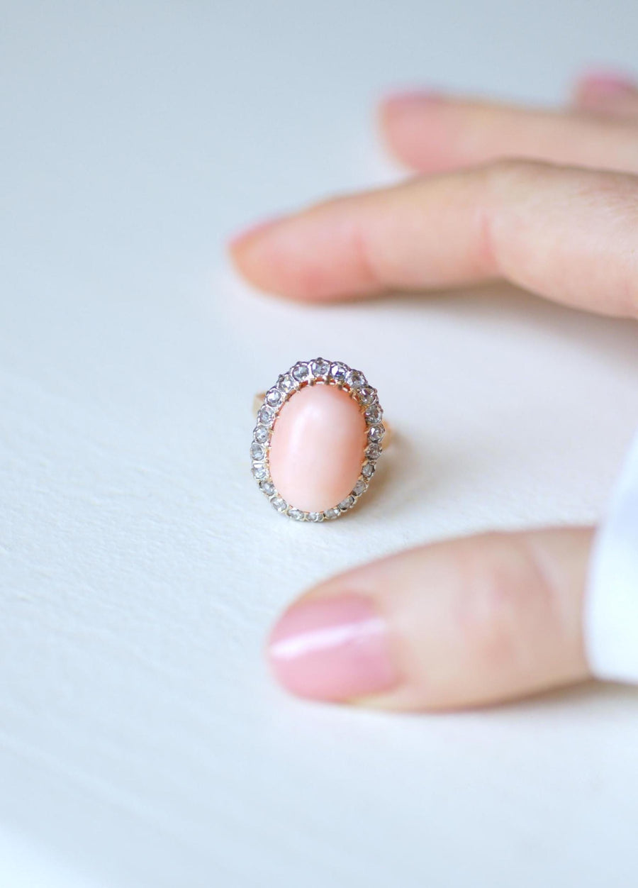 Bague Marguerite Belle Epoque Corail Peau d'Ange Entourage Diamants