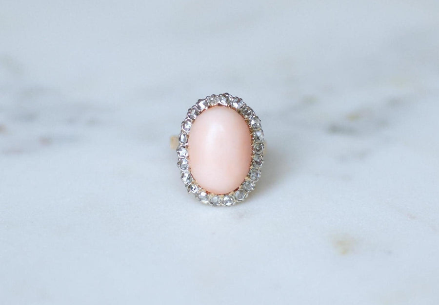 Bague Marguerite Belle Epoque Corail Peau d'Ange Entourage Diamants