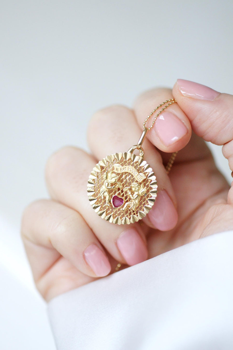 Pendentif Médaille d'Amour Or Jaune Anges Coeur Rubis "Il Bat Pour Toi"