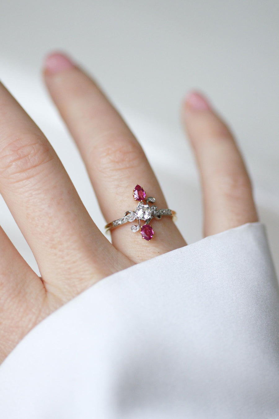 Bague Toi et Moi Belle Epoque Rubis Poire et Diamants sur Or Jaune et Platine