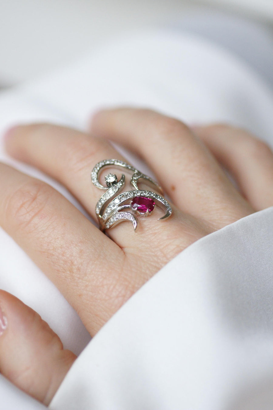Bague Arabesque Rubis Birman Non Chauffé et Diamants sur Or Blanc