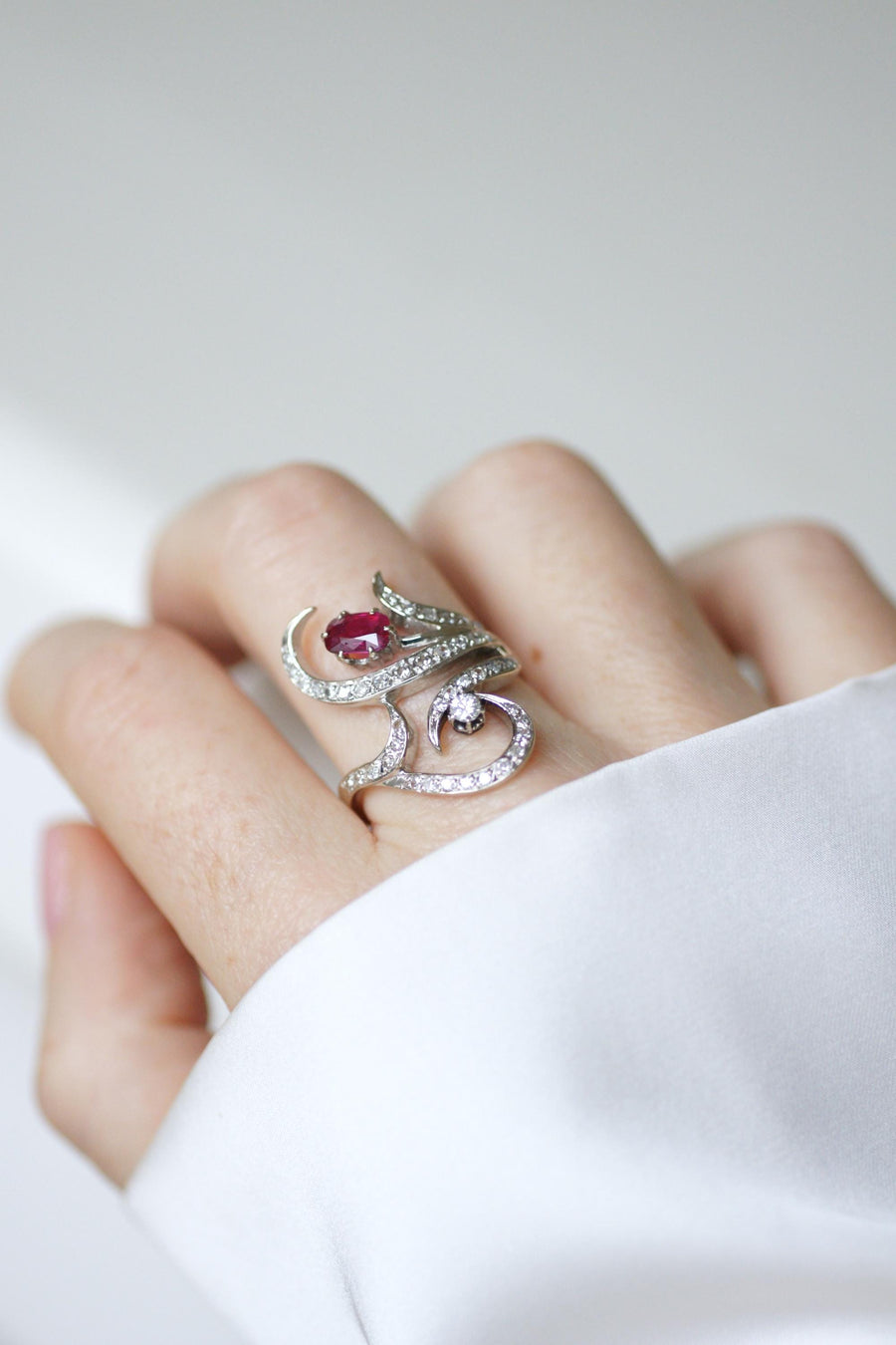 Bague Arabesque Rubis Birman Non Chauffé et Diamants sur Or Blanc