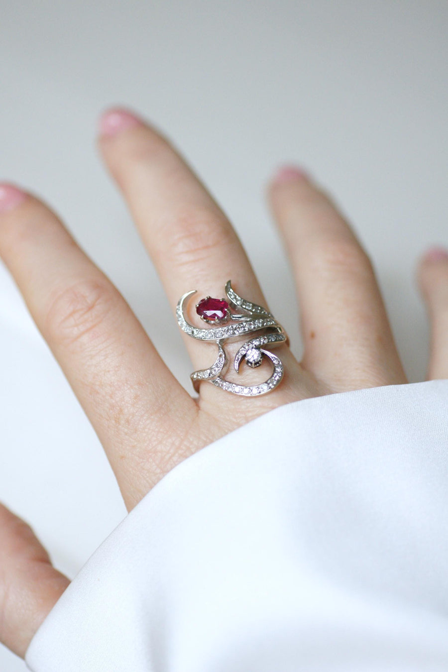 Bague Arabesque Rubis Birman Non Chauffé et Diamants sur Or Blanc