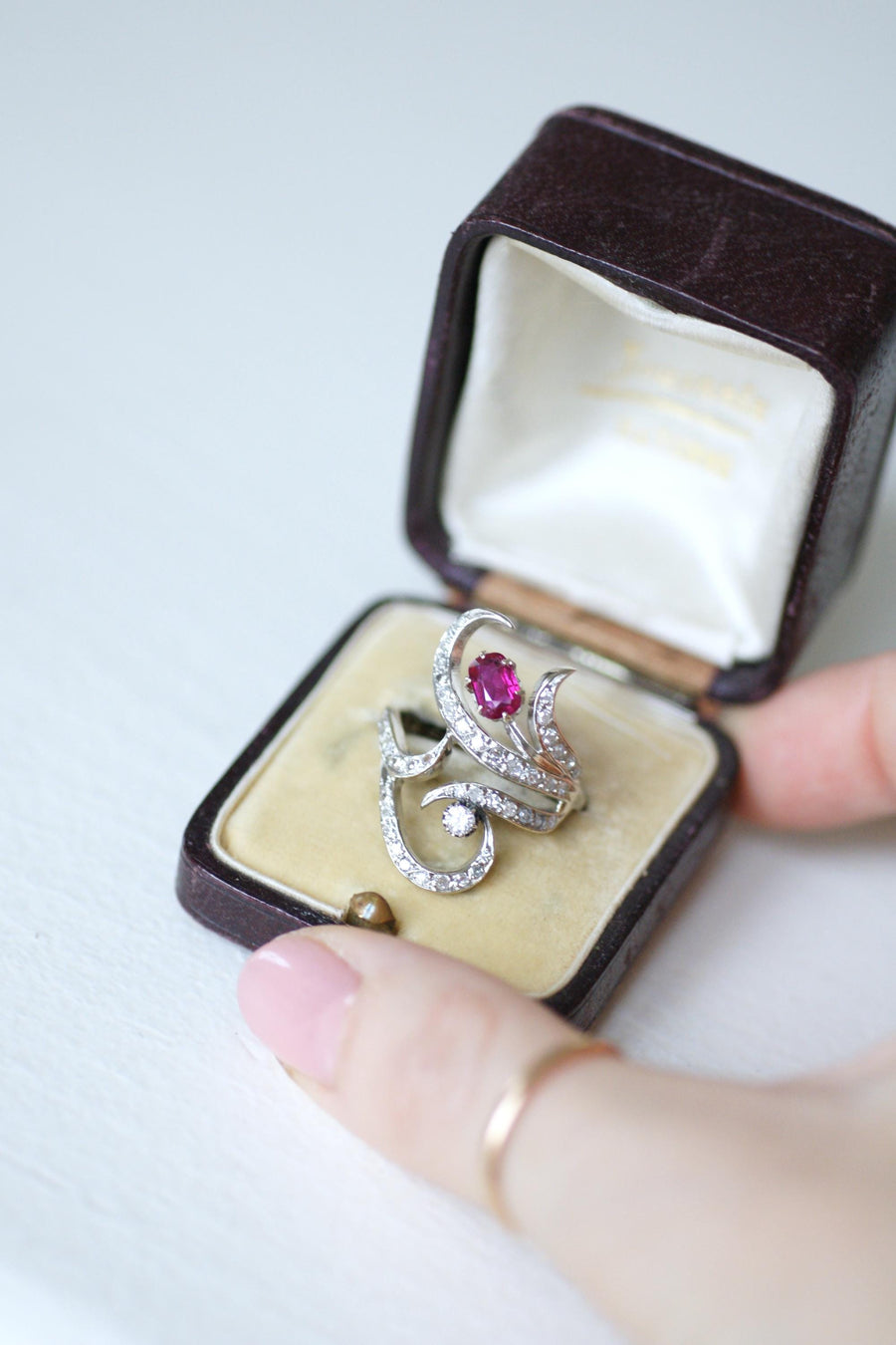 Bague Arabesque Rubis Birman Non Chauffé et Diamants sur Or Blanc