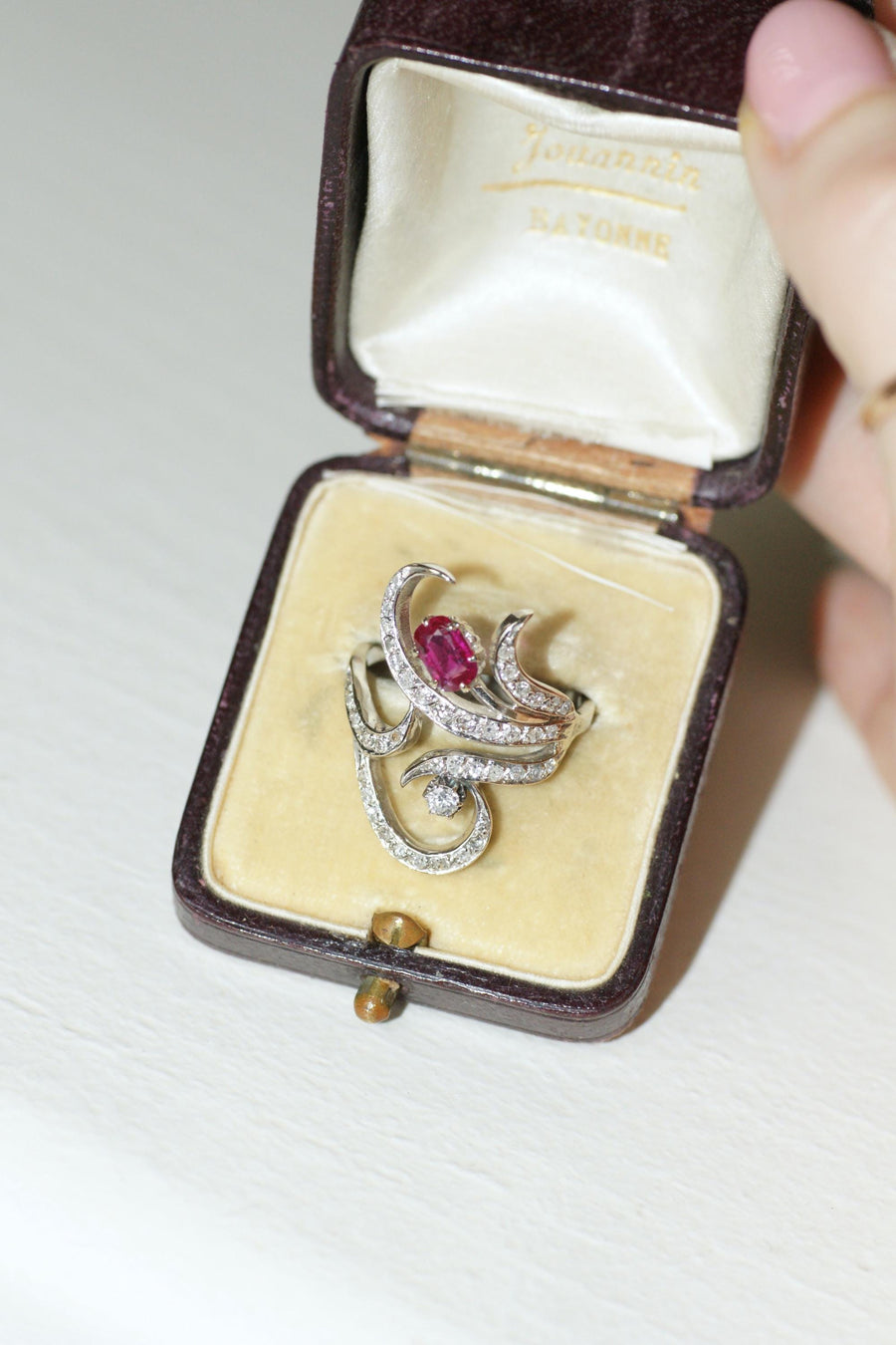Bague Arabesque Rubis Birman Non Chauffé et Diamants sur Or Blanc