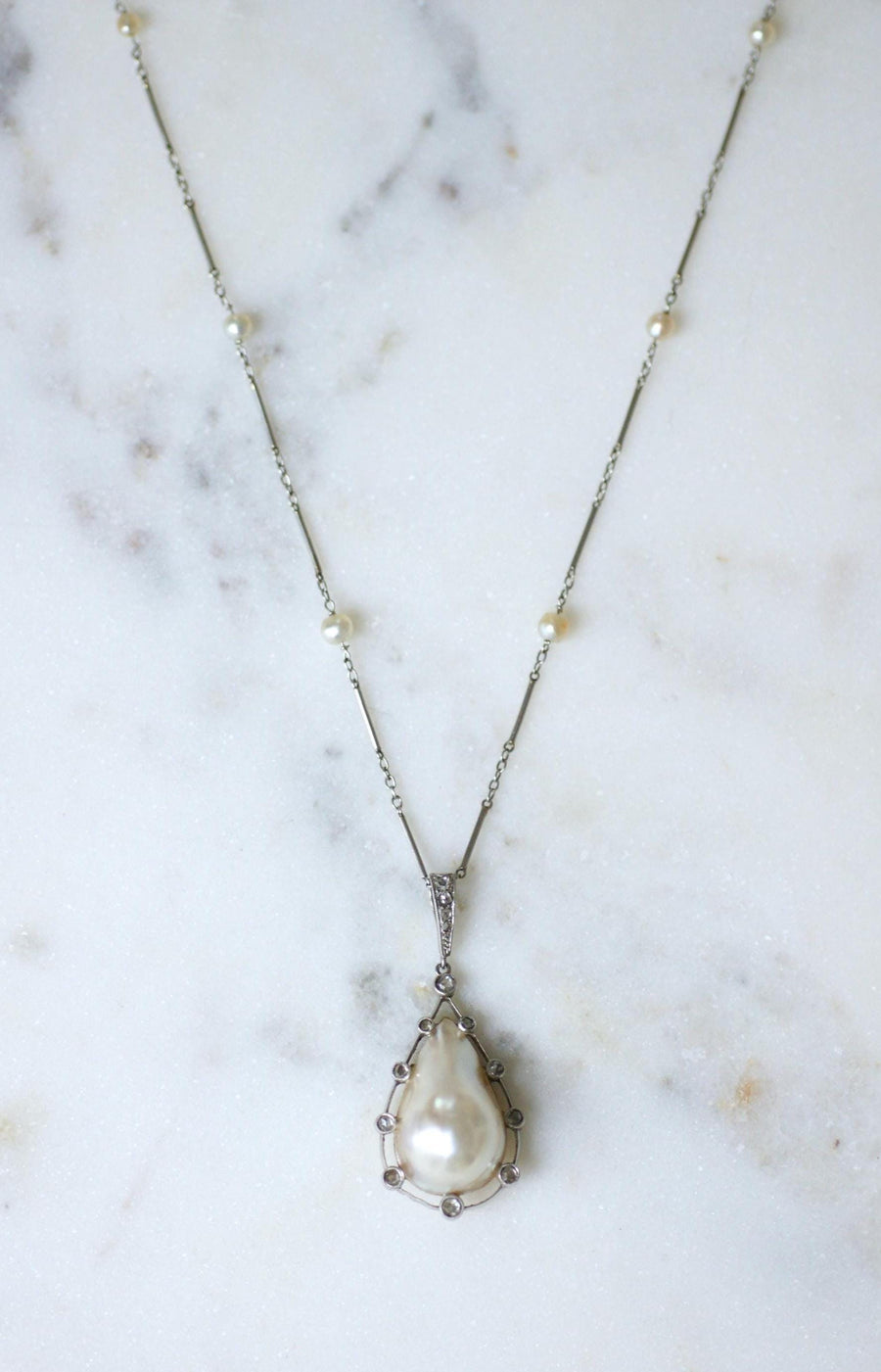 Collier Art Déco Pendentif Goutte Perle & Diamants sur Or et Platine