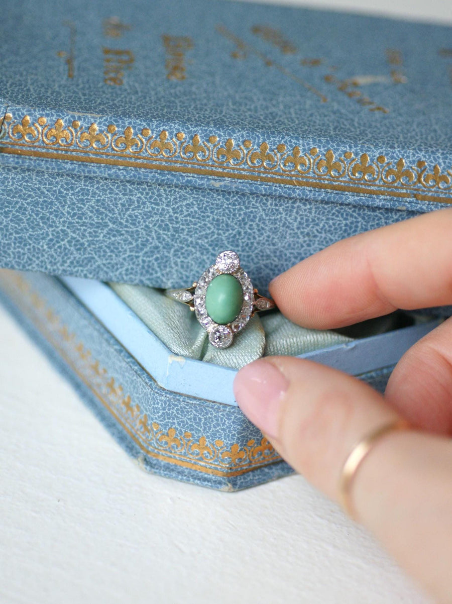 Bague Belle Epoque Turquoise Entourage Diamants 0.75 Ct sur Or Jaune et Platine