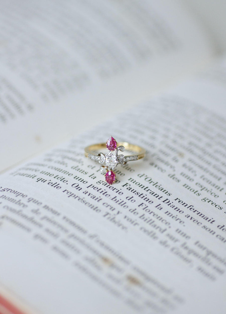 Bague Toi et Moi Belle Epoque Rubis Poire et Diamants sur Or Jaune et Platine