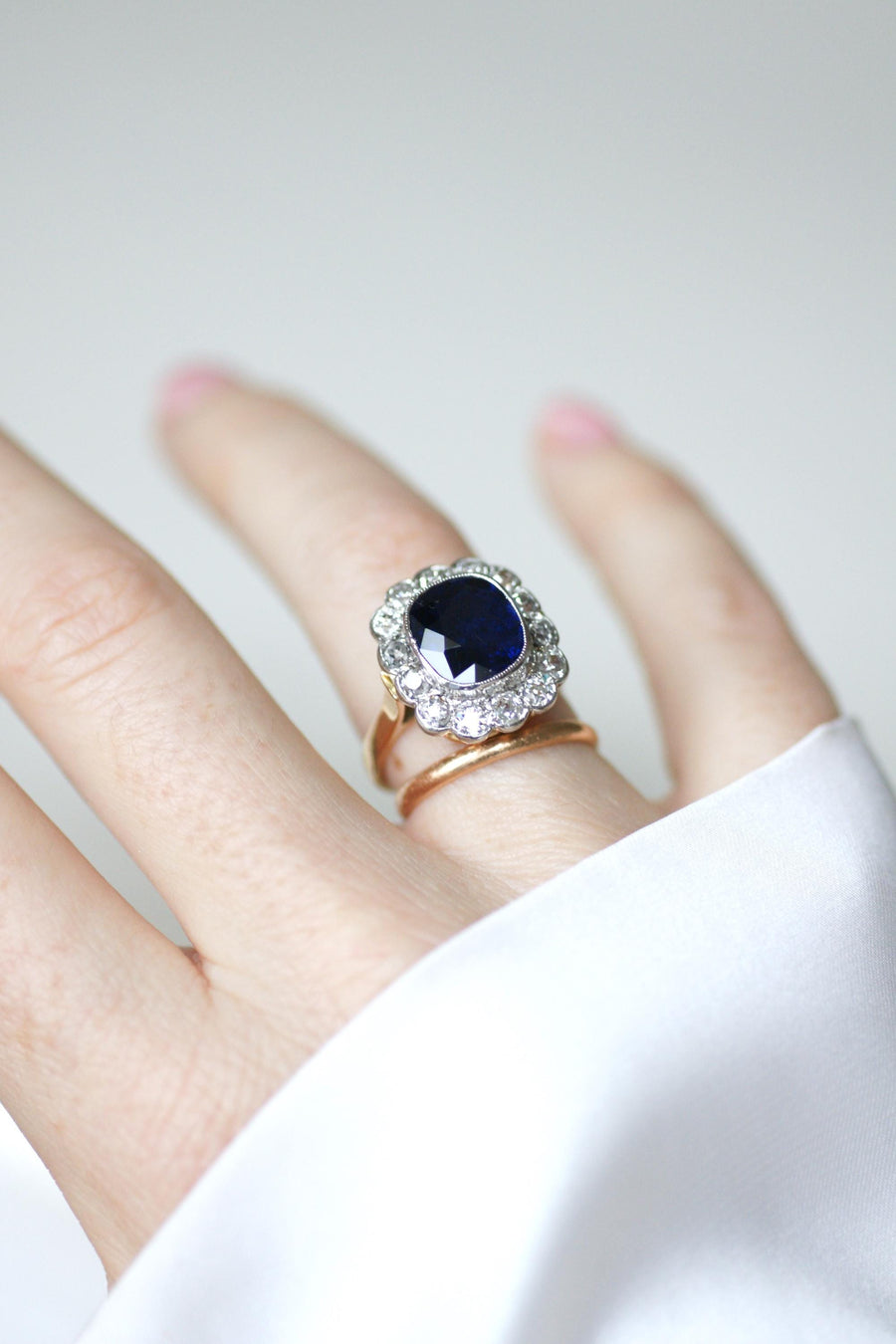 Bague Pompadour Art Déco Saphir Siam Non Chauffé 3,65 Cts et Diamants sur Or Rose et Blanc