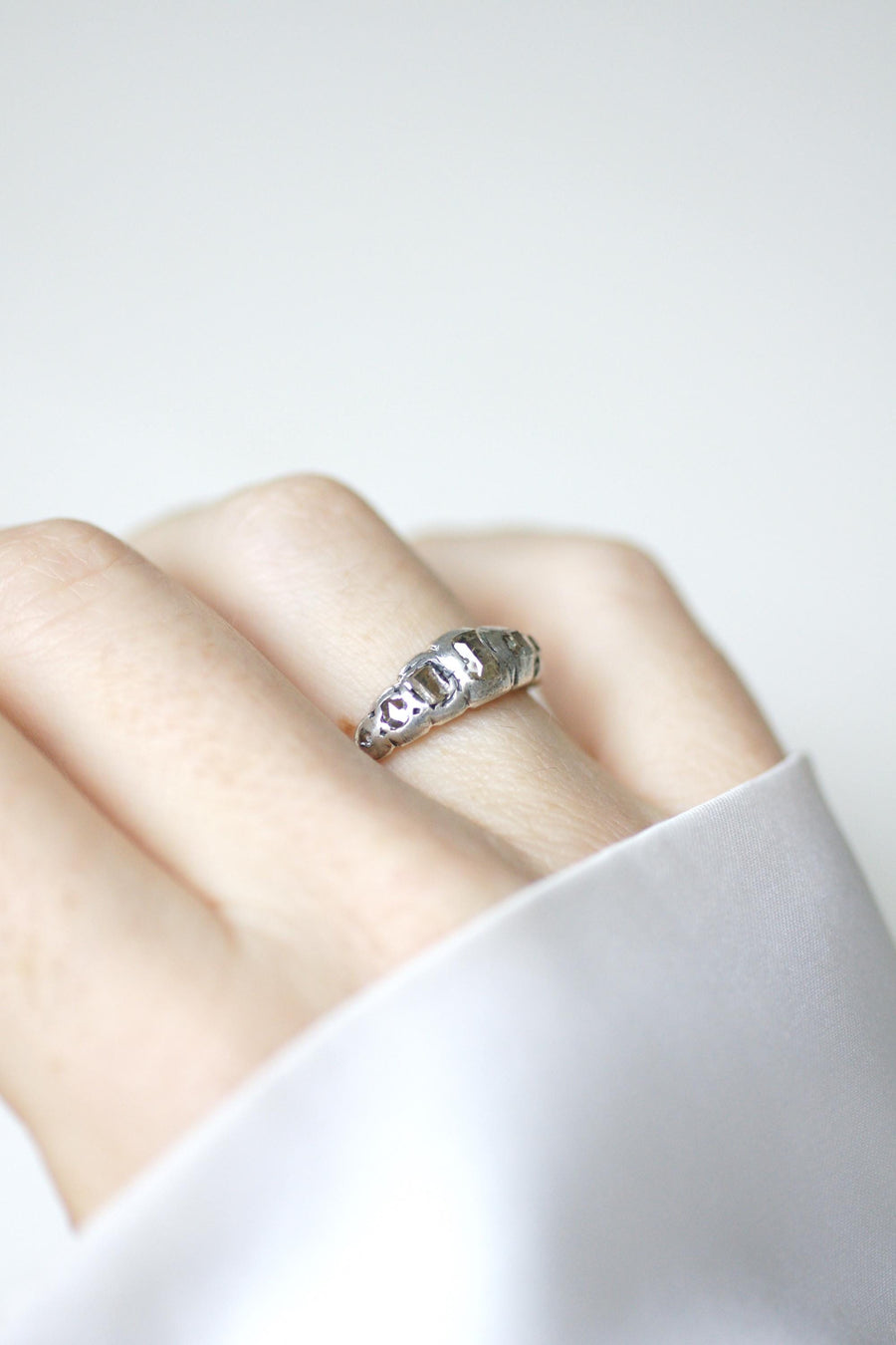 Bague Ancienne Jarretière Diamants Taillés en Table et en Rose sur Or rose et Argent