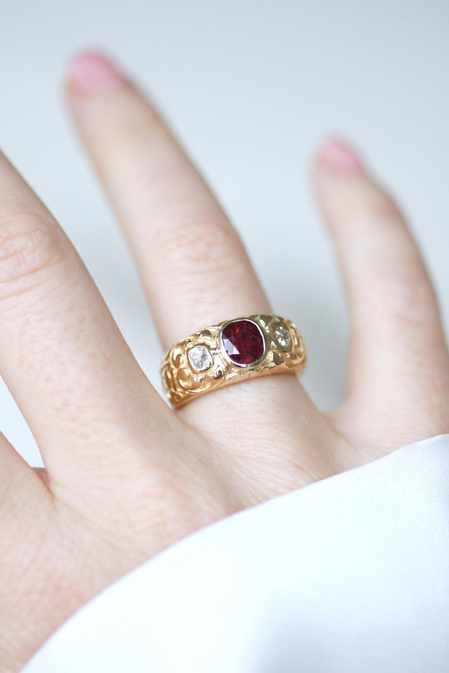 Bague Ancienne Bandeau Rubis 1,70 Cts et Diamants sur Or Jaune