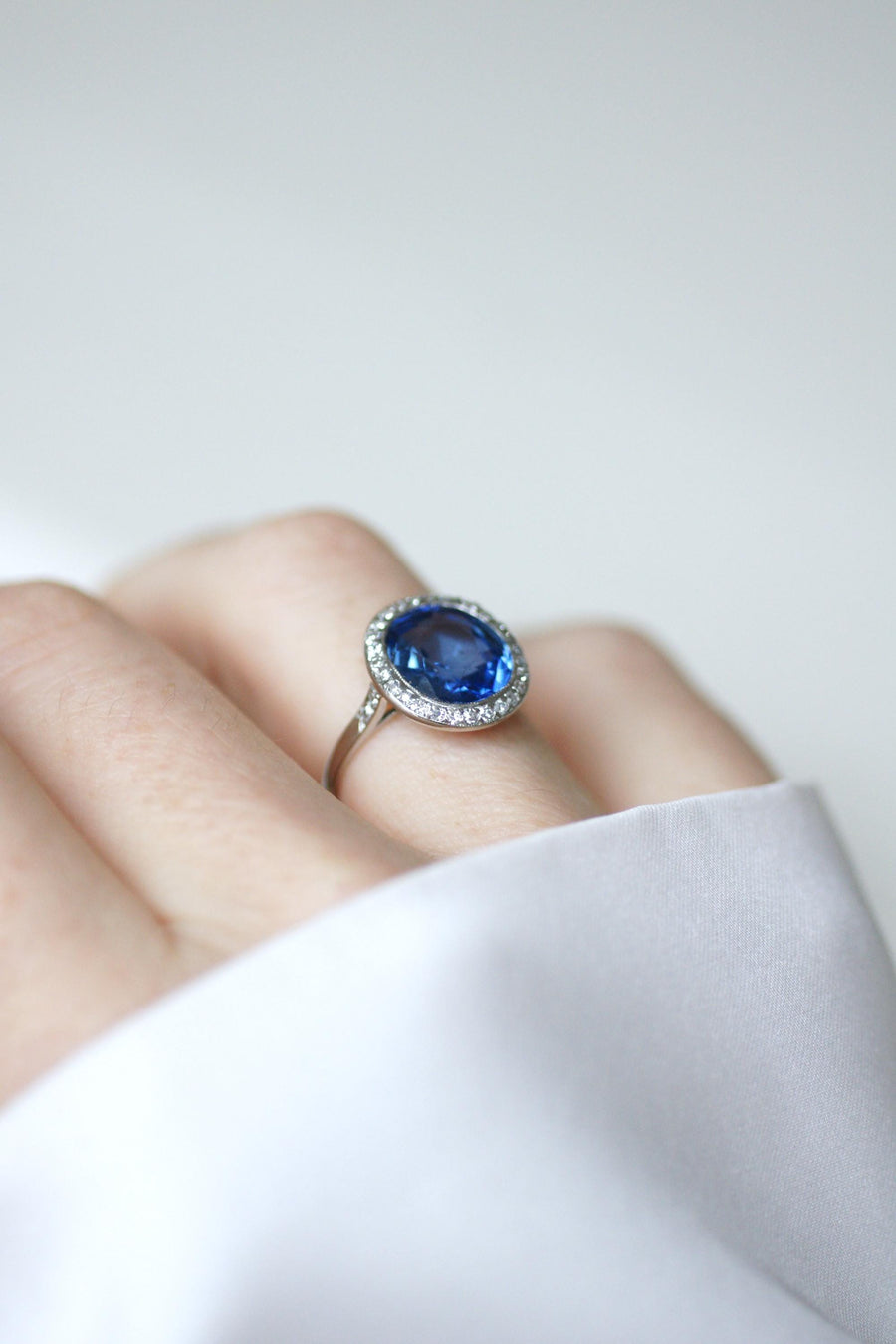 Bague Pompadour Art Déco Saphir de Ceylan Non Chauffé 4,30 Cts et Diamants sur Platine