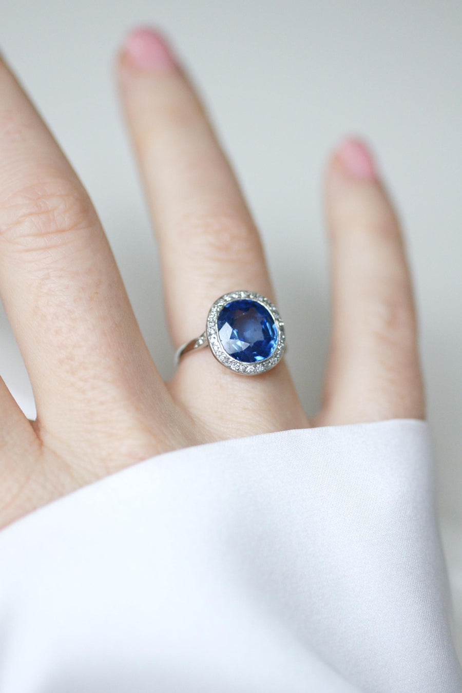 Bague Pompadour Art Déco Saphir de Ceylan Non Chauffé 4,30 Cts et Diamants sur Platine