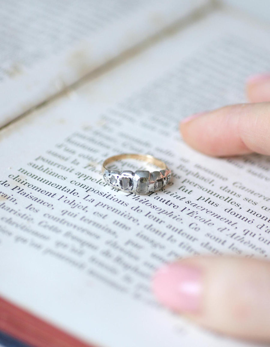 Bague Ancienne Jarretière Diamants Taillés en Table et en Rose sur Or rose et Argent