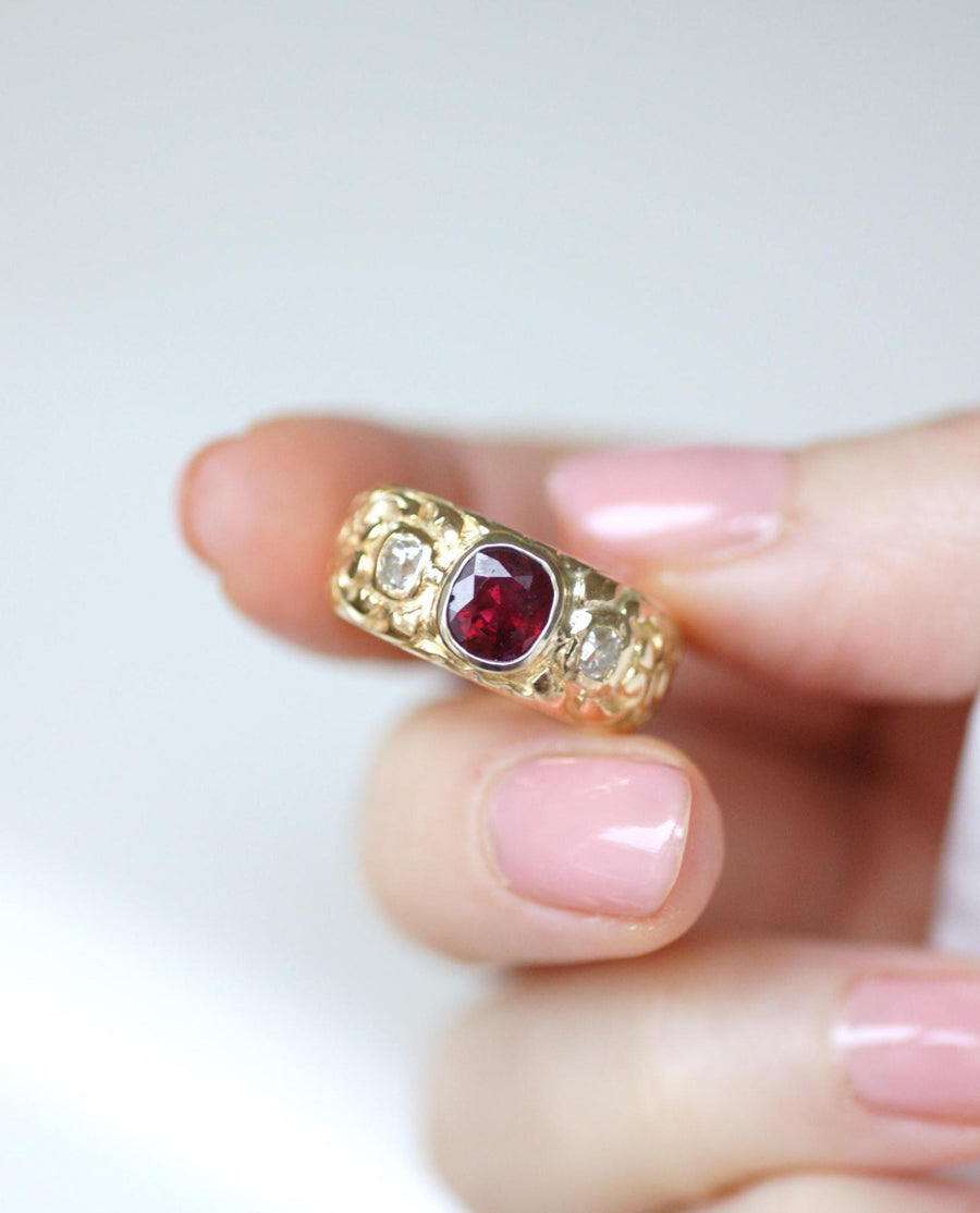 Bague Ancienne Bandeau Rubis 1,70 Cts et Diamants sur Or Jaune