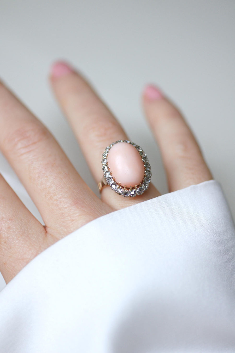 Bague Marguerite Belle Epoque Corail Peau d'Ange Entourage Diamants