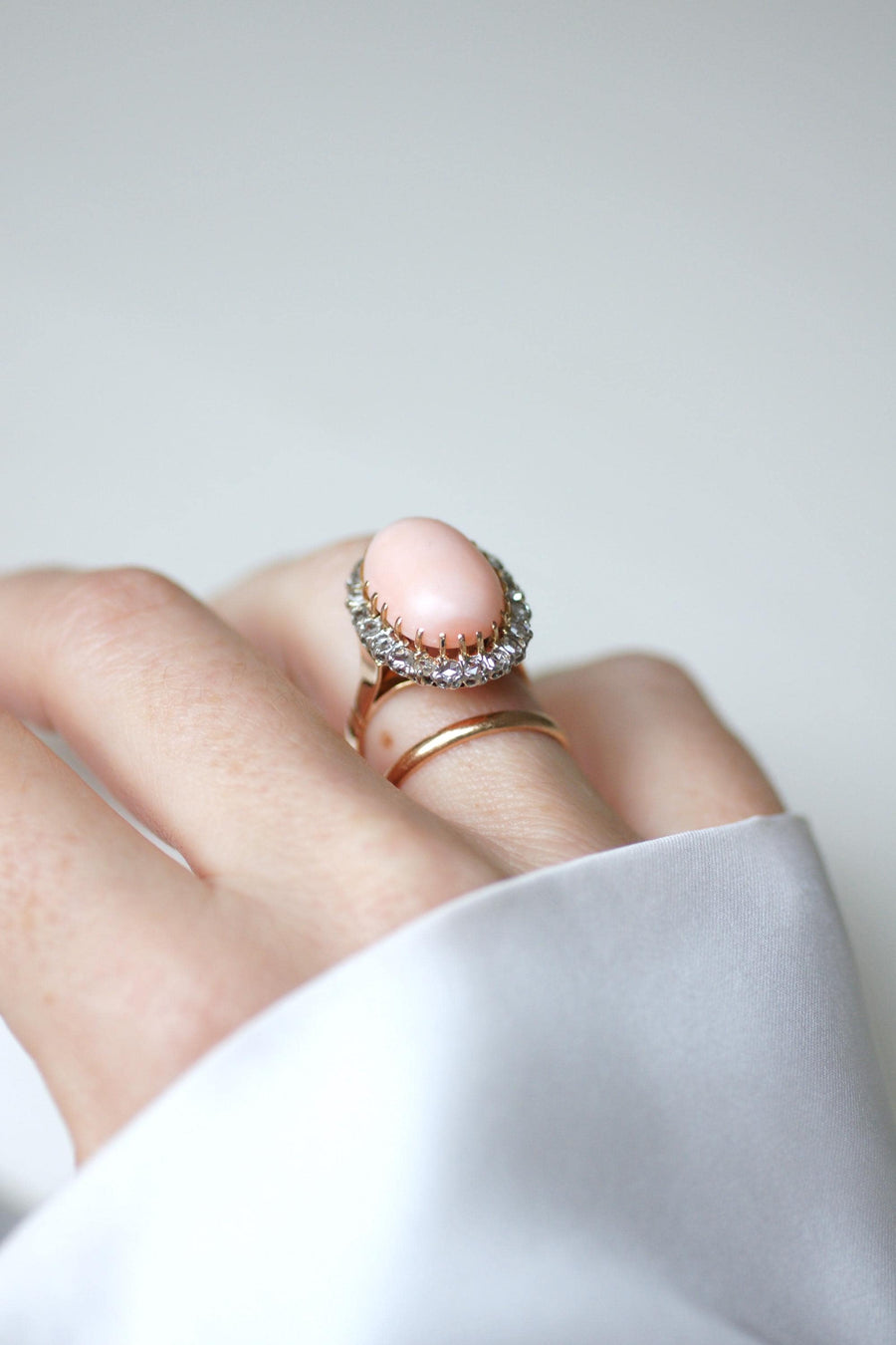 Bague Marguerite Belle Epoque Corail Peau d'Ange Entourage Diamants