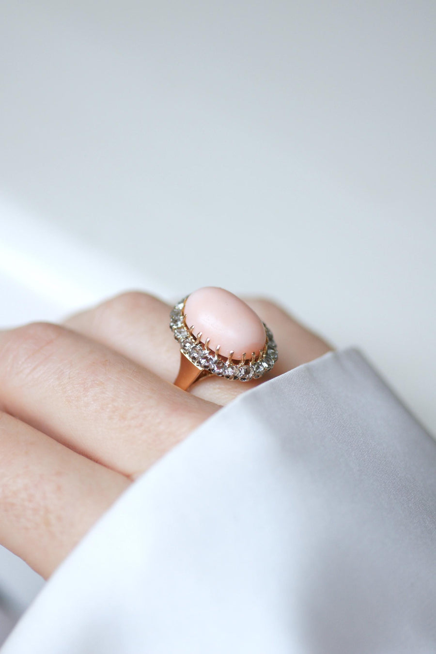 Bague Marguerite Belle Epoque Corail Peau d'Ange Entourage Diamants