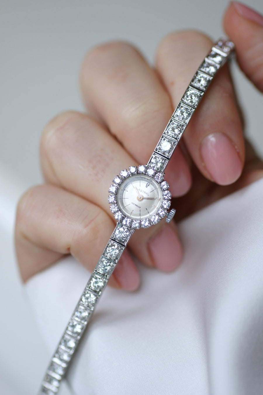 Montre Bracelet de Dame Astral Diamants 5,70 Cts sur Or Blanc Années 60