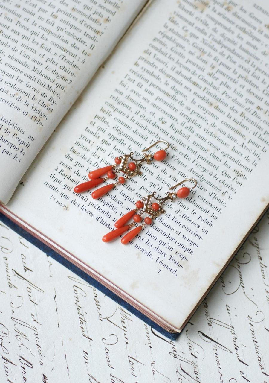 Boucles d'Oreilles Girandoles Anciennes Or Rose et Goutte de corail
