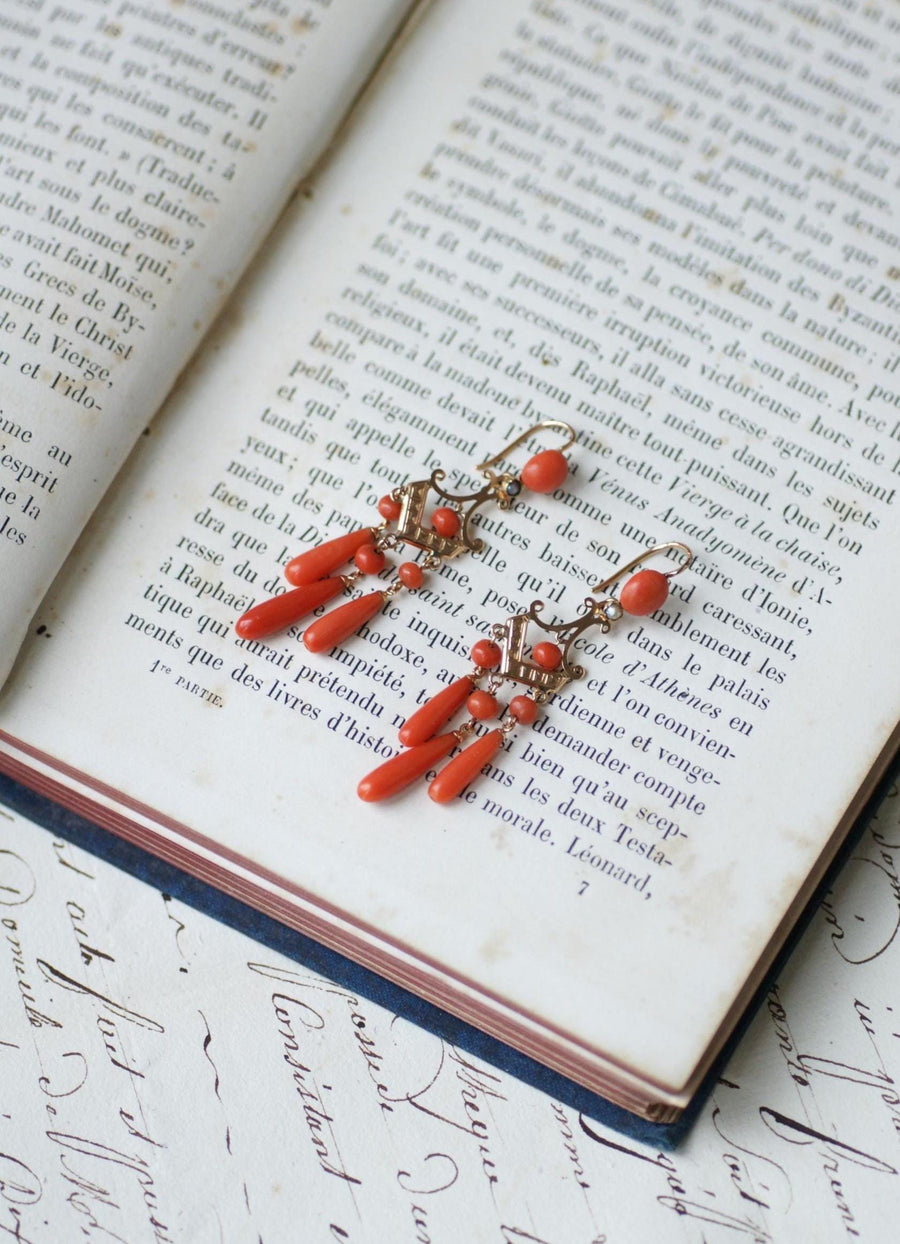 Boucles d'Oreilles Girandoles Anciennes Or Rose et Goutte de corail