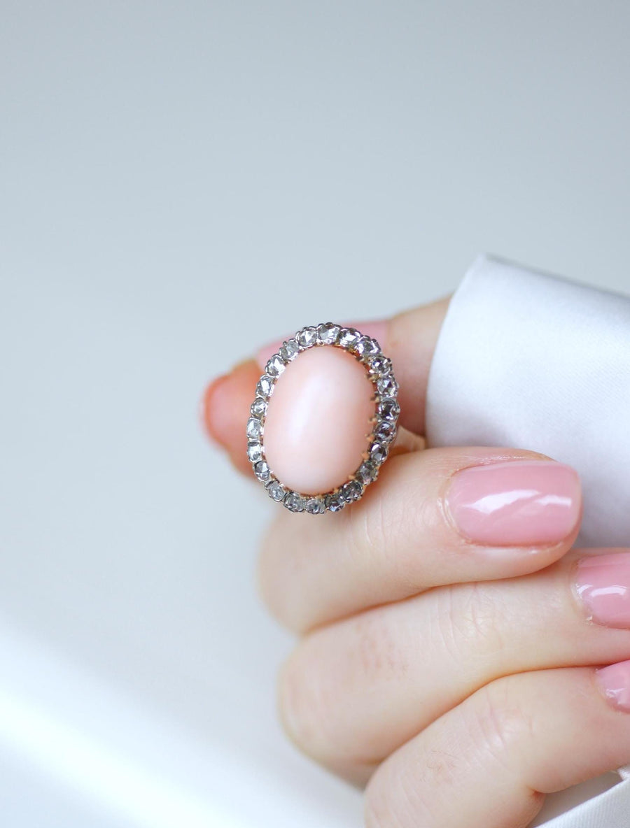Bague Marguerite Belle Epoque Corail Peau d'Ange Entourage Diamants