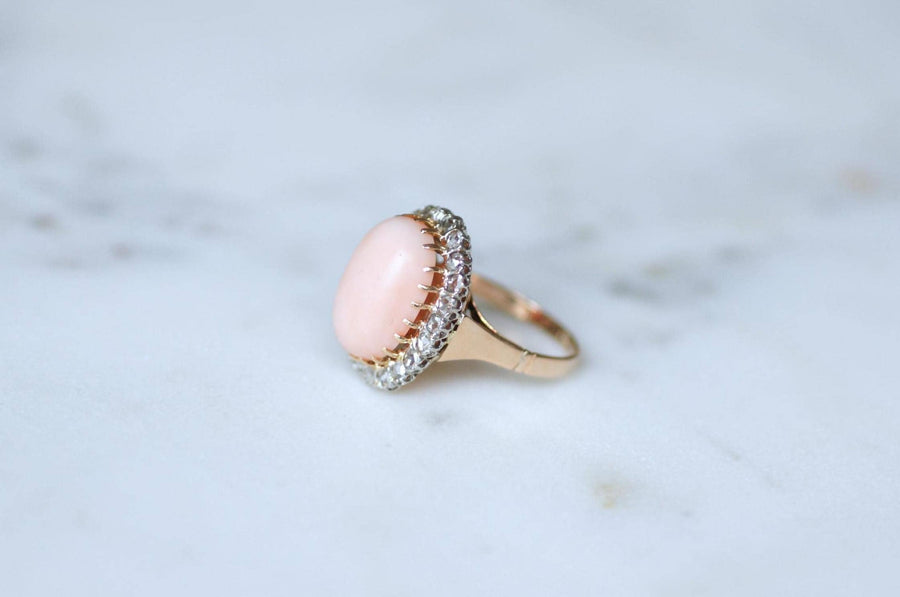 Bague Marguerite Belle Epoque Corail Peau d'Ange Entourage Diamants