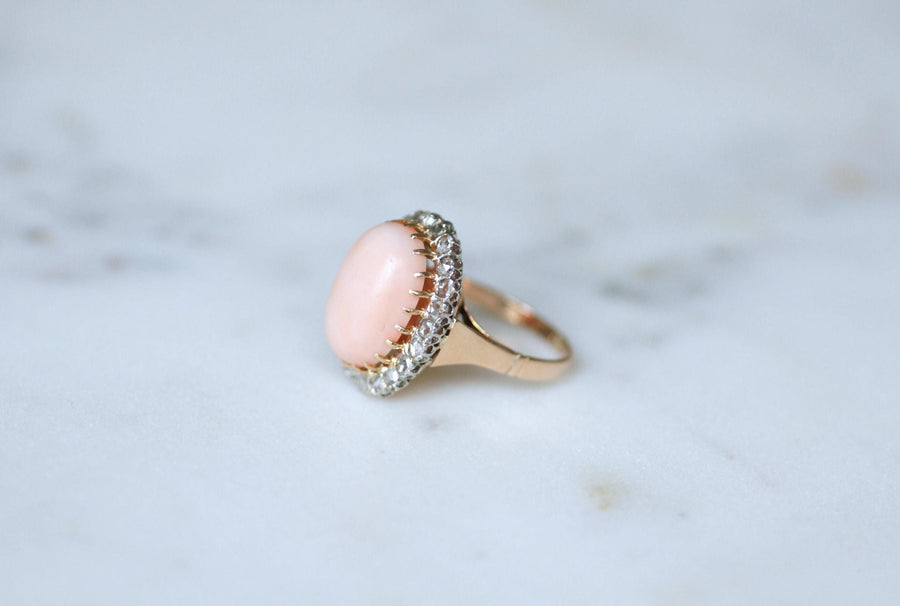 Bague Marguerite Belle Epoque Corail Peau d'Ange Entourage Diamants