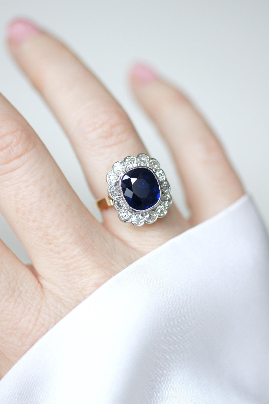 Bague Pompadour Art Déco Saphir Siam Non Chauffé 3,65 Cts et Diamants sur Or Rose et Blanc