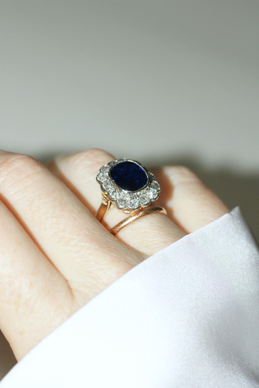 Bague Pompadour Art Déco Saphir Siam Non Chauffé 3,65 Cts et Diamants sur Or Rose et Blanc