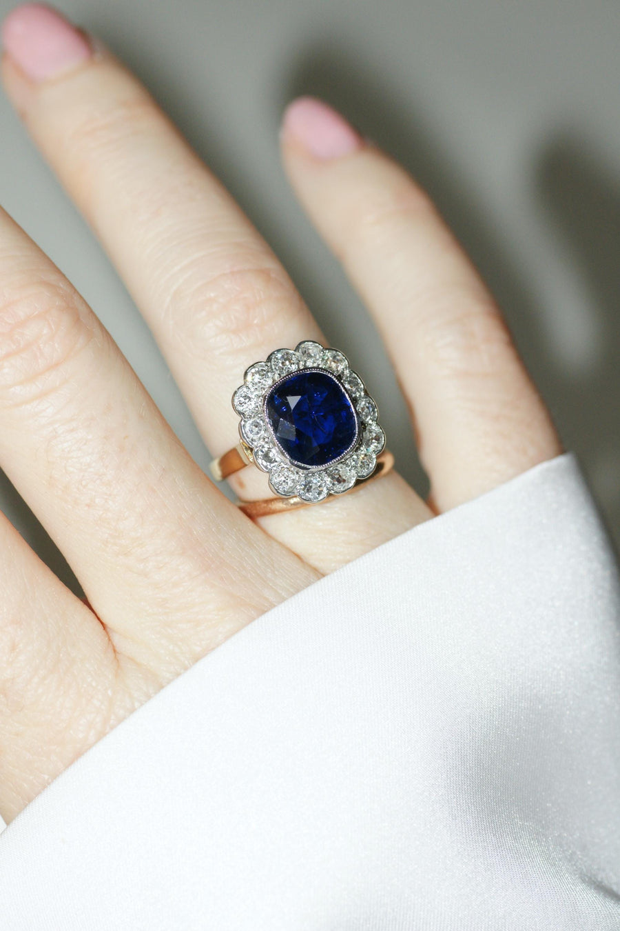 Bague Pompadour Art Déco Saphir Siam Non Chauffé 3,65 Cts et Diamants sur Or Rose et Blanc