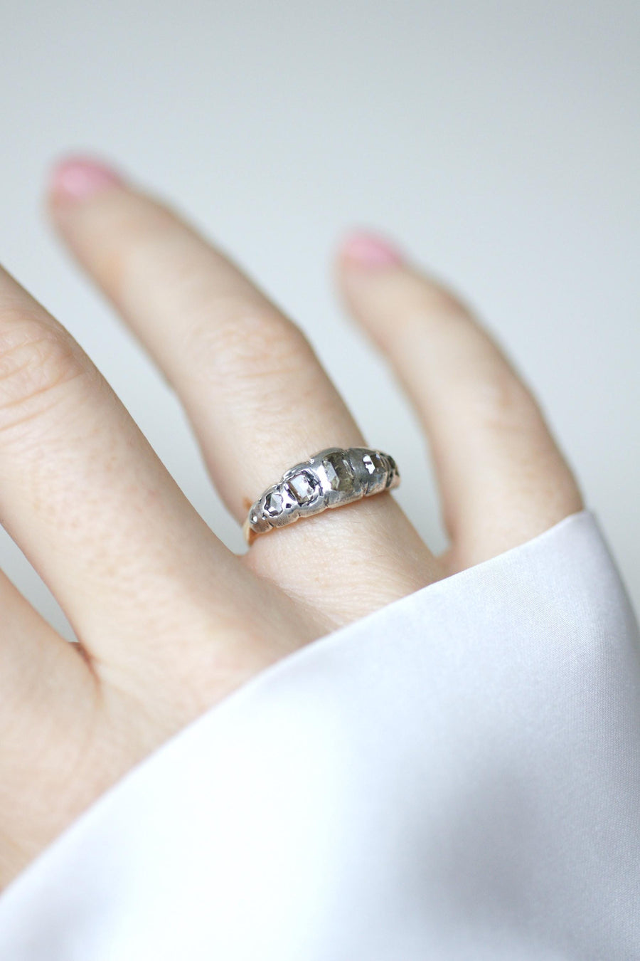 Bague Ancienne Jarretière Diamants Taillés en Table et en Rose sur Or rose et Argent