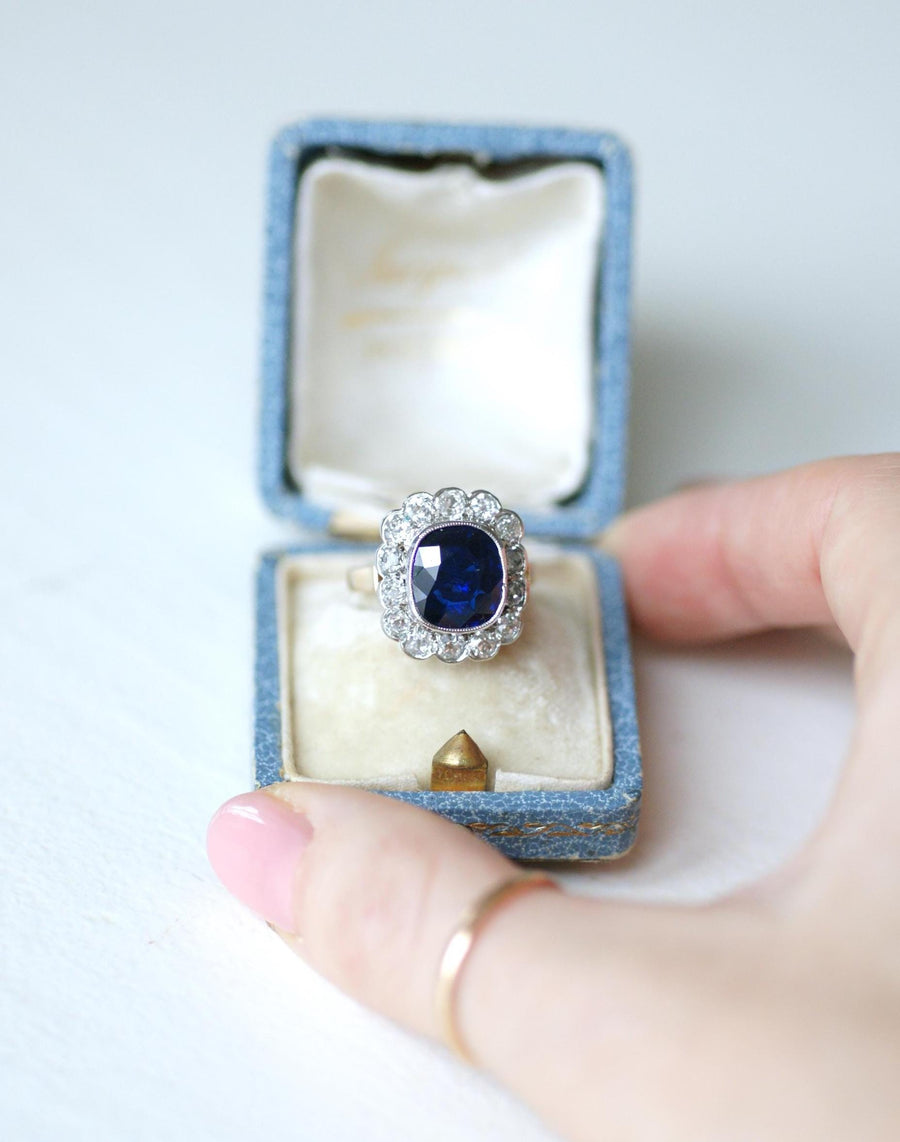 Bague Pompadour Art Déco Saphir Siam Non Chauffé 3,65 Cts et Diamants sur Or Rose et Blanc