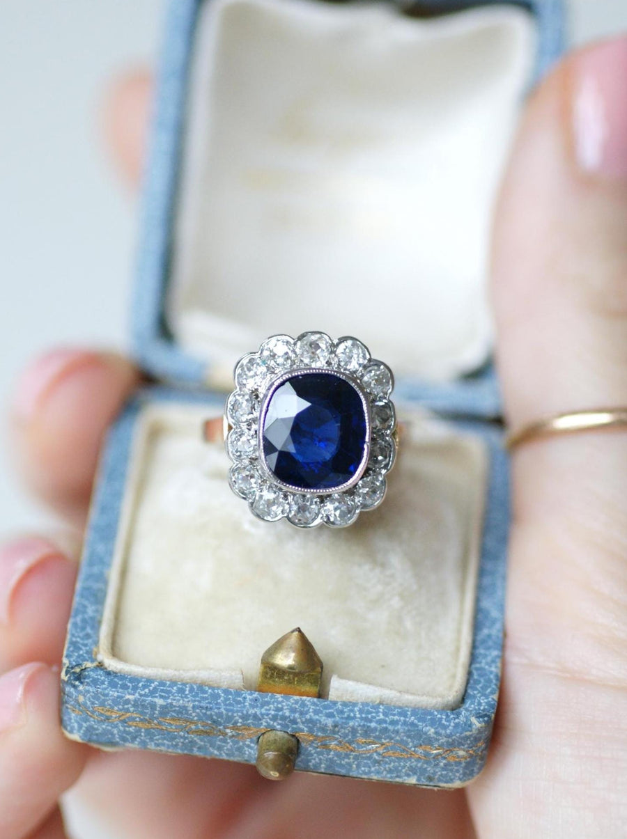 Bague Pompadour Art Déco Saphir Siam Non Chauffé 3,65 Cts et Diamants sur Or Rose et Blanc